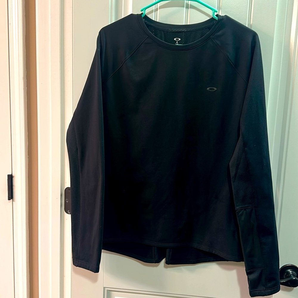 Women Oakley athletic top partial mesh back